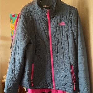 The North Face women’s Puffer Jacket NAVY with hot pink zipper details